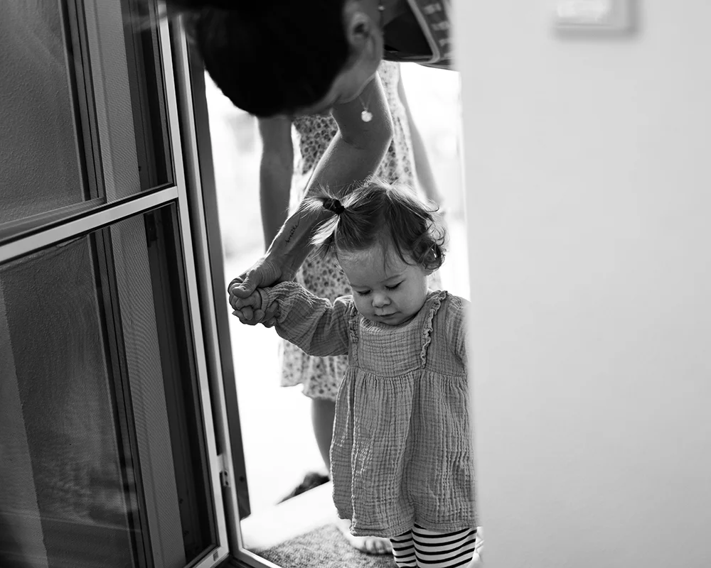 Lena-Heineman-Fotografin-Heilbronn-13 Lena Heinemann Fotografin aus Heilbronn, Bild einer Mama mit Baby, die kleine Schritte macht
