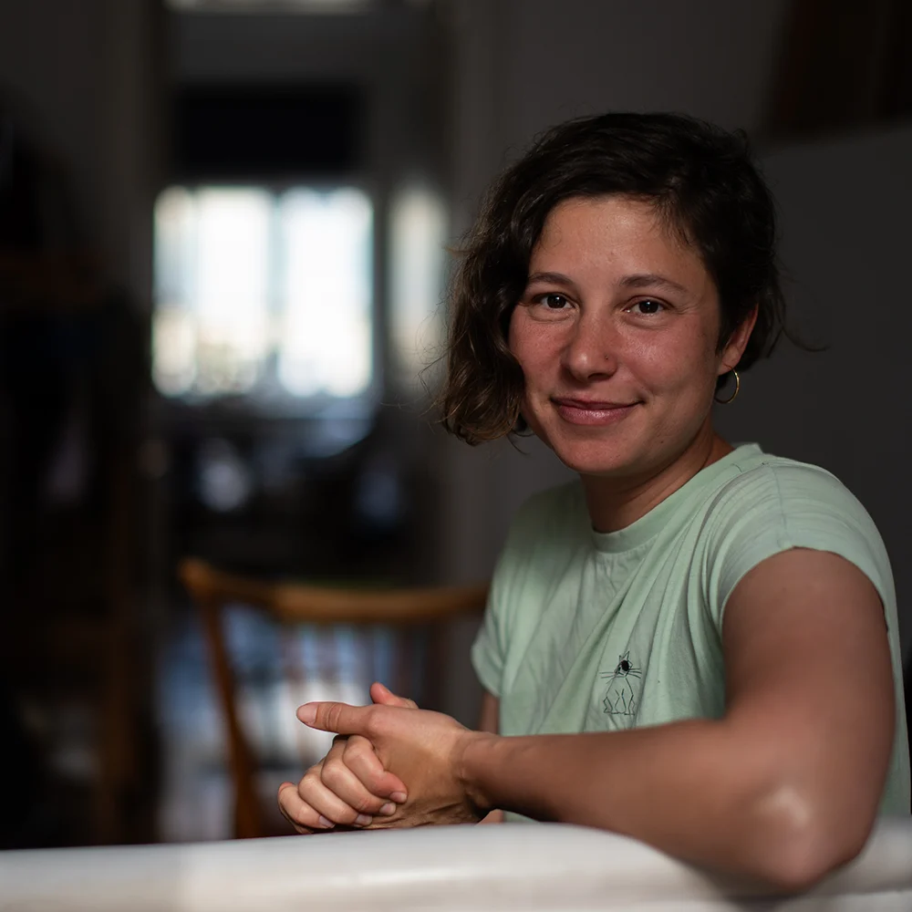 Lena Heinemann Fotografin aus Heilbronn, Bild einer lächelnden Frau mit grünem Top