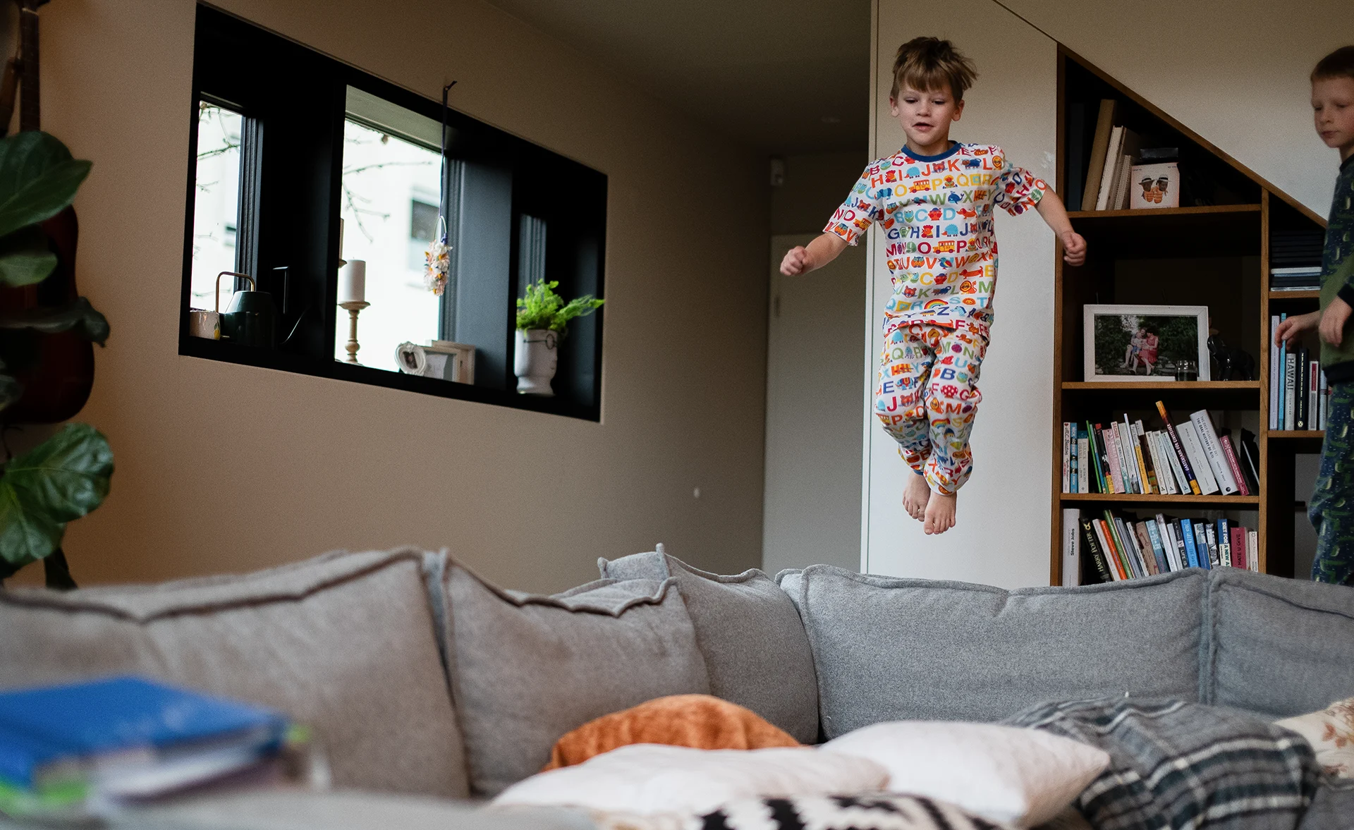 Lena Heinemann Fotografin aus Heilbronn, Bild eines kleinen Jungen, der auf dem Sofa springt
