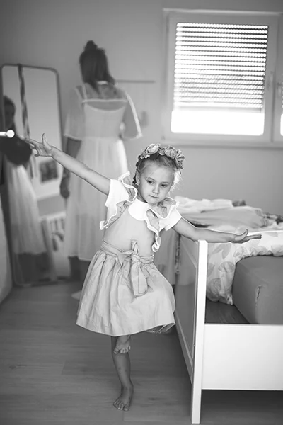 Lena-Heinemann-Familienfotos-Stuttgart-Mannheim-Wuerzburg-15 Lena Heinemann Familienfotos in Stuttgart, Mannheim und Würzburg, Bild zeigt zeigt Mädchen im Schlafzimmer beim Balancieren auf einem Bein