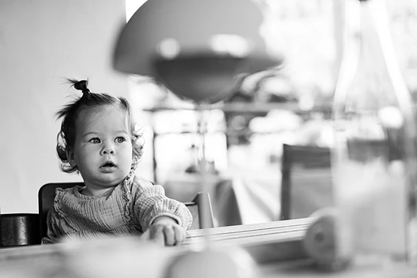 Lena-Heinemann-Familienfotos-Stuttgart-Mannheim-Wuerzburg-19 Lena Heinemann Familienfotos in Stuttgart, Mannheim und Würzburg, Bild zeigt zeigt kleines Mädchen am Tisch