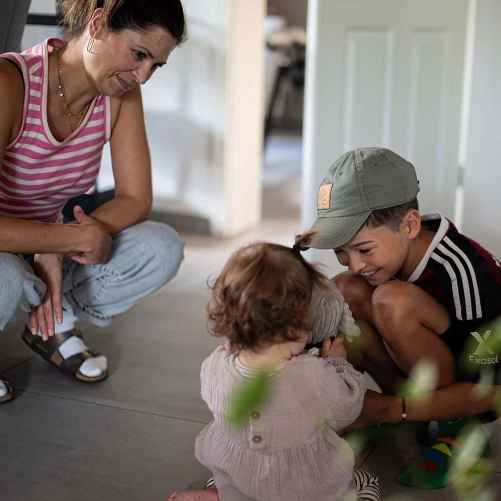 Lena Heinemann Familienfotos in Stuttgart, Mannheim und Würzburg, Bild zeigt Jungen, der mit seiner kleinen Schwester spielt