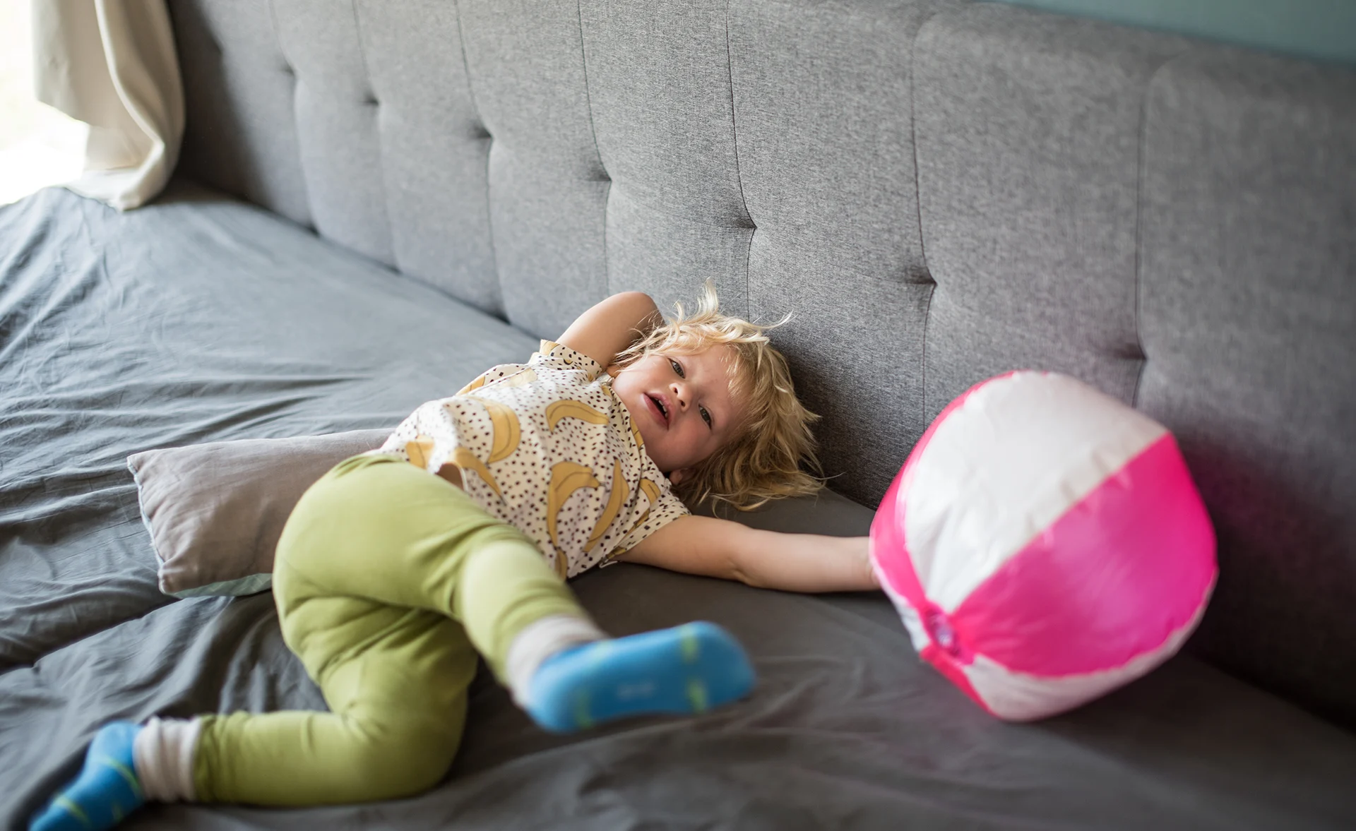 Lena Heinemann Familienfotos in Stuttgart, Mannheim und Würzburg, Bild zeigt Kind spielend auf dem Bett