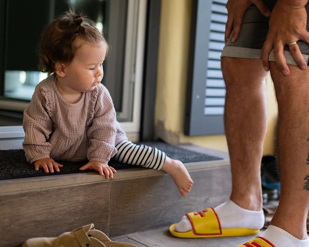 Lena Heinemann Familienfotos in Stuttgart, Mannheim und Würzburg, Bild zeigt ein Baby auf einer Treppenstufe