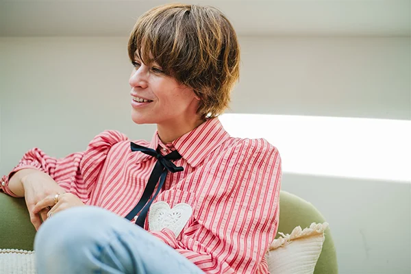 Lena Heinemann Fotografin, auf einem Sessel