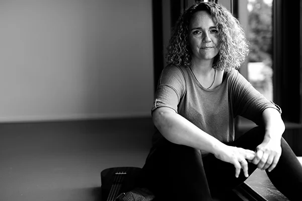 Lena Heinemann Porträtfotografie Stuttgart, Bild einer Frau, die auf dem Boden sitzt