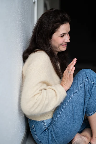 Lena-Heinemann-Portraetfotografie-FLINTA-Stuttgart-13 Lena Heinemann Porträtfotografie Stuttgart, Bild einer Frau, die sich lachend auf das Knie schlägt und dabei auf dem Boden sitzt