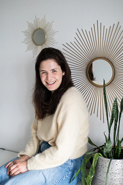 Lena Heinemann Porträtfotografie Stuttgart, Bilder einer lachenden Frau, angelehnt an eine Kommode