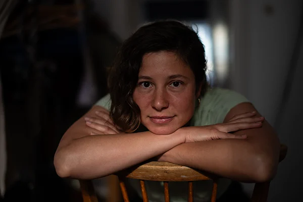 Lena Heinemann Porträtfotografie Stuttgart, Bild einer Frau, die sich auf ihre Arme lehnt