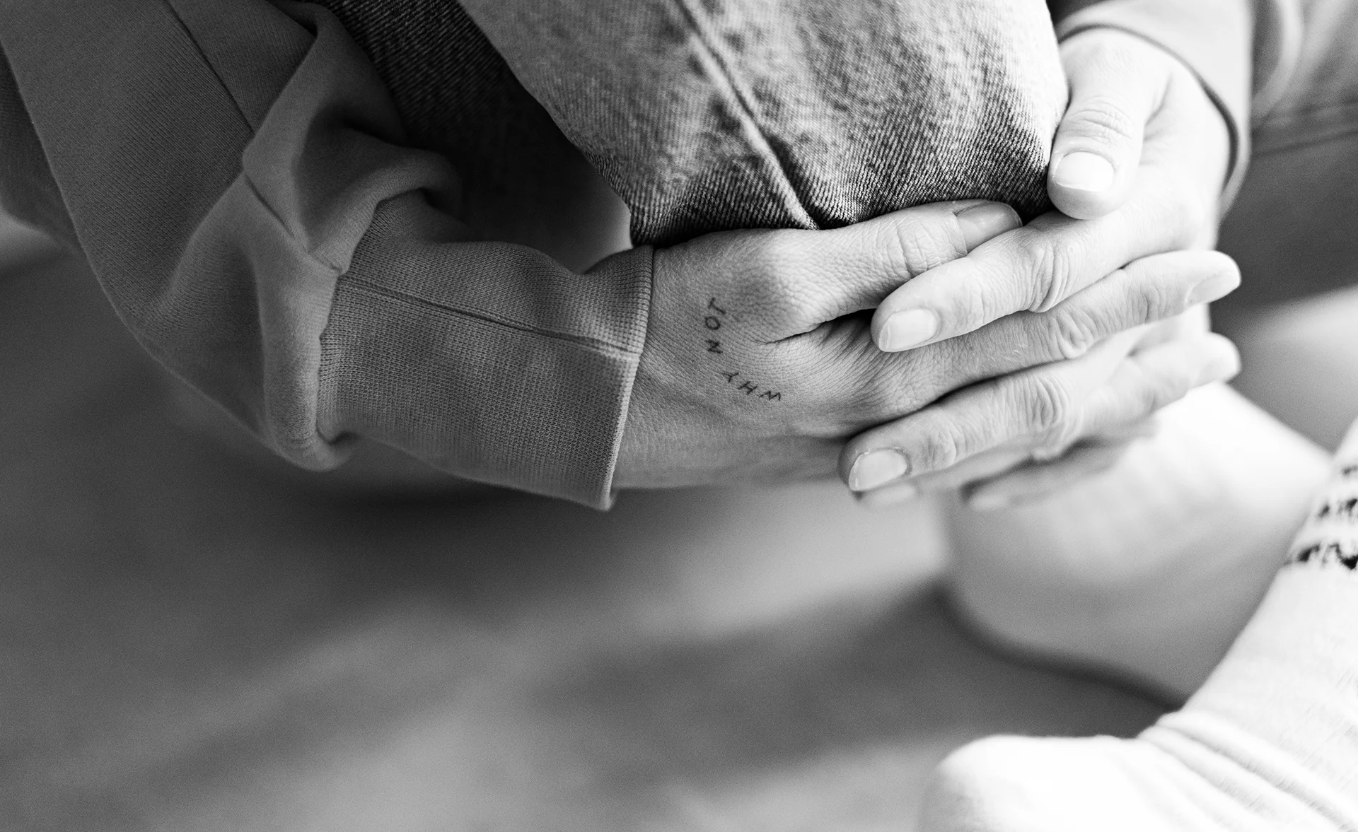 Lena Heinemann Porträtfotografie Stuttgart, Detailaufnahme einer Hand mit Tattoo