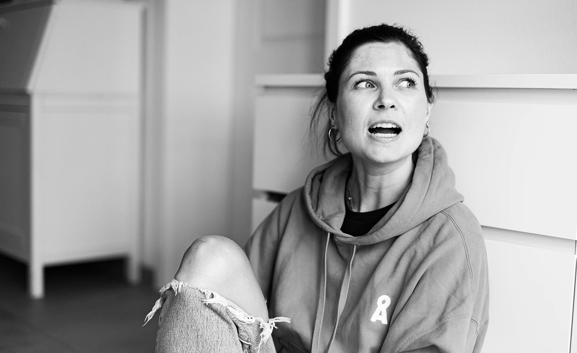 Lena Heinemann Porträtfotografie Stuttgart, Bild einer Frau mitten im Gespräch