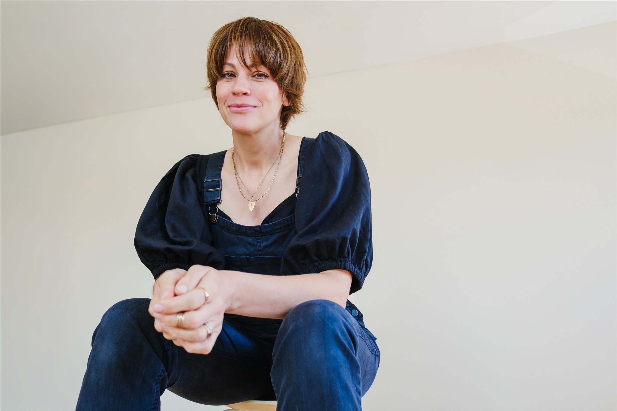 Lena Heinemann Fotografin im blauen Shirt und sitzend
